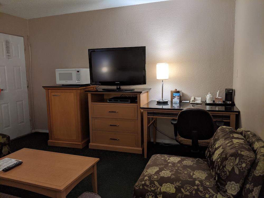 Howard Johnson By Wyndham Downtown 3* Kamloops