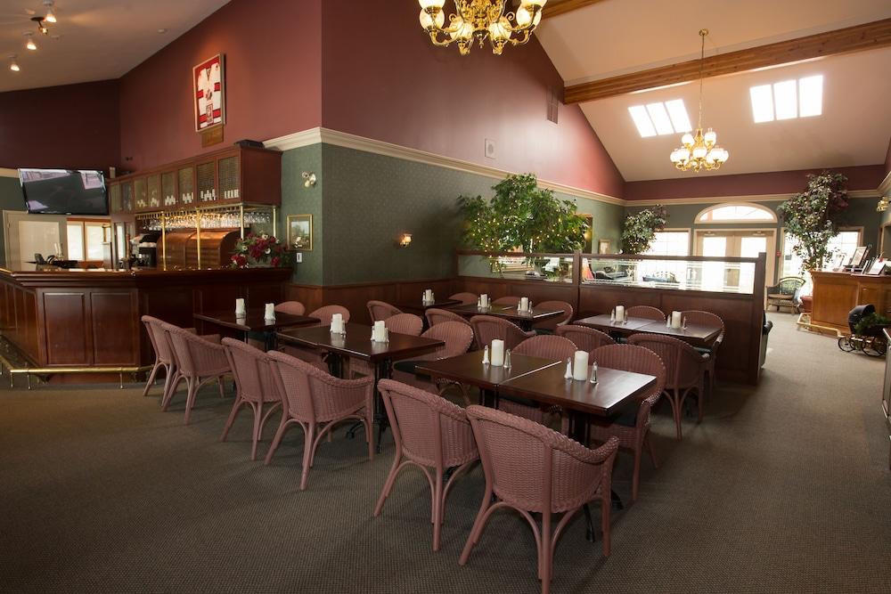 Hotel South Thompson & Conference Centre 4*