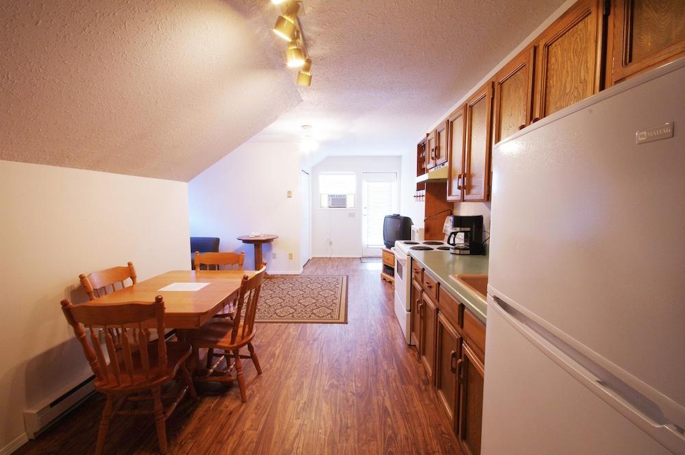 Hotel South Thompson & Conference Centre 4*