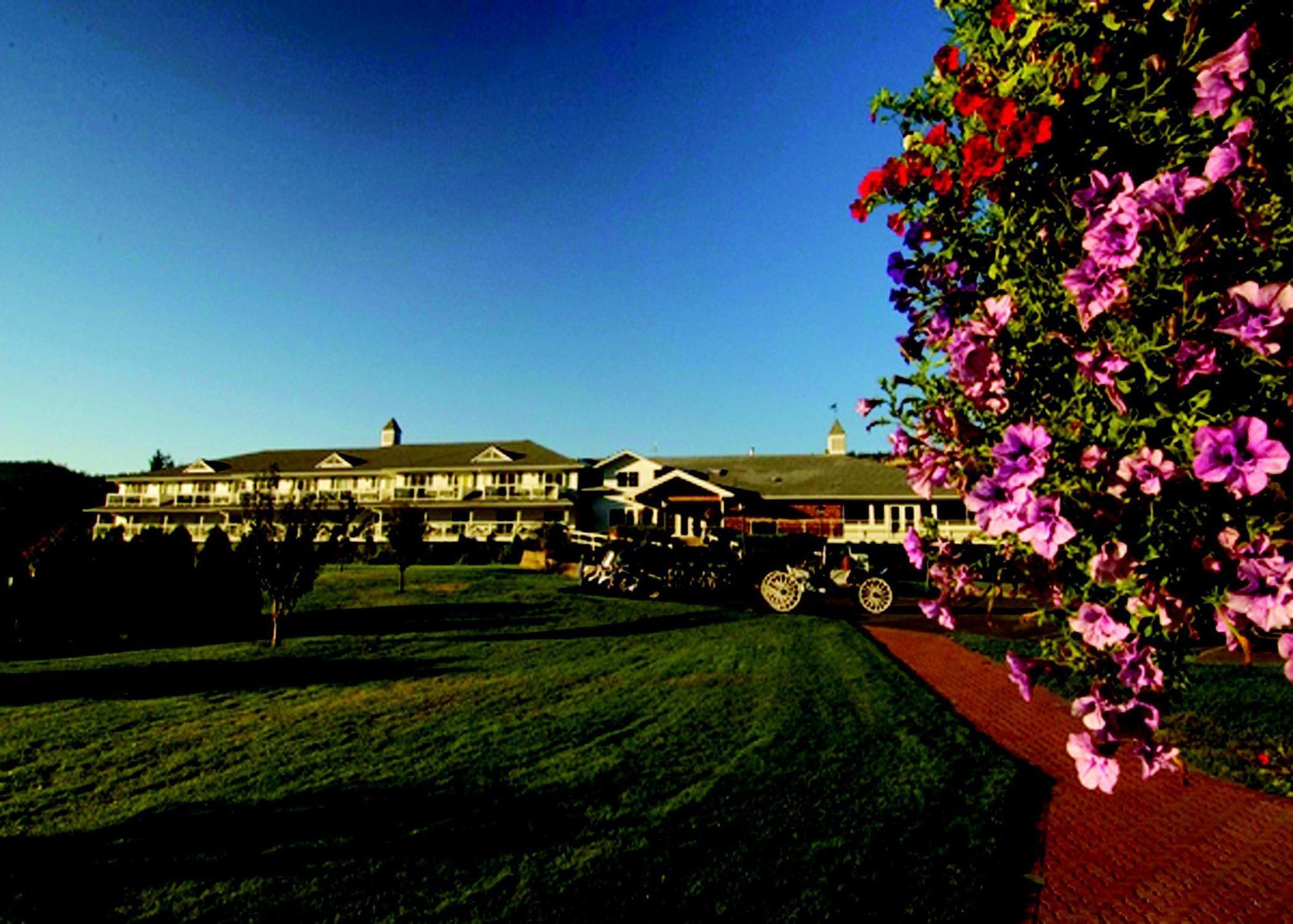 Hotel South Thompson & Conference Centre 4*
