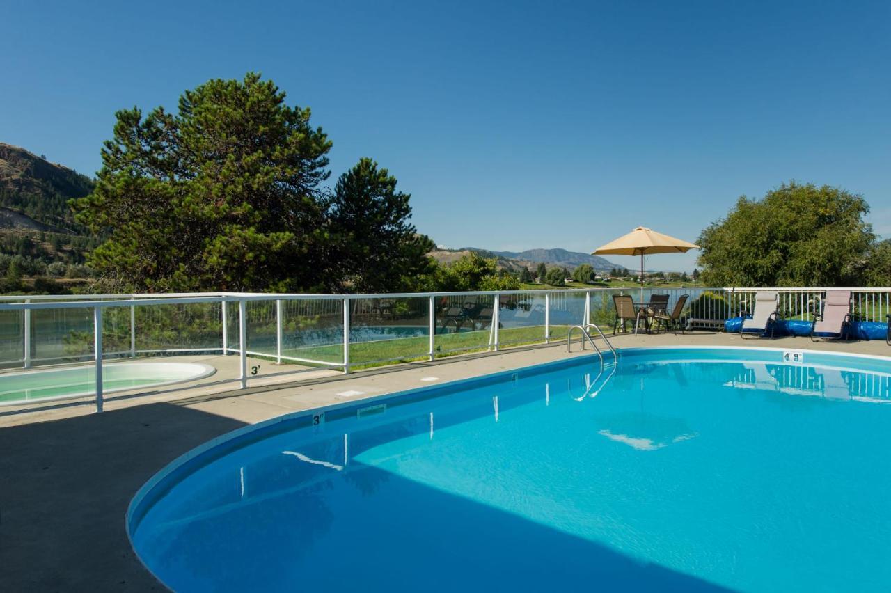 Hotel South Thompson & Conference Centre 4*