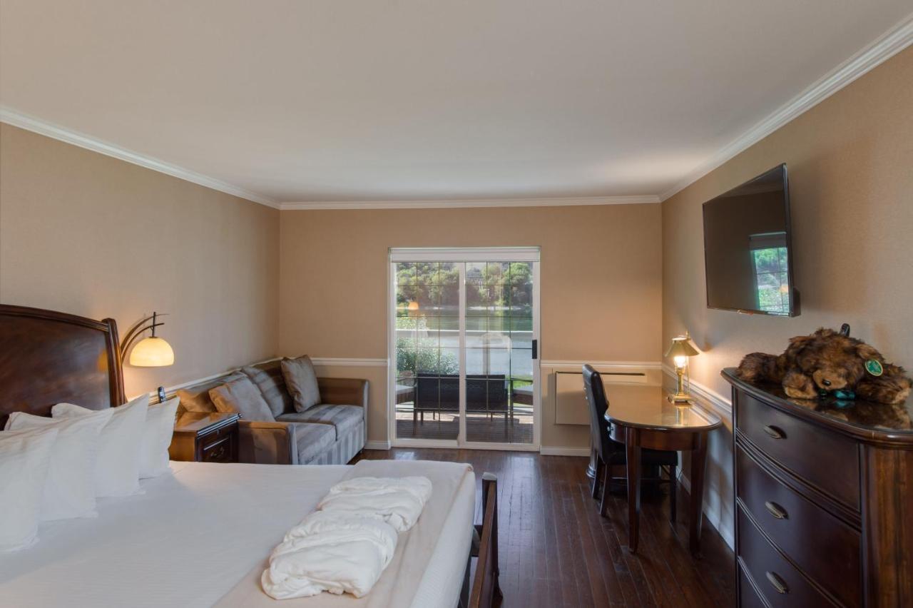 Hotel South Thompson & Conference Centre 4*