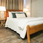 Rayleigh Riverfront Retreat- Peaceful Garden Oasis-25 Minutes To Ski Hill
