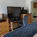 Howard Johnson By Wyndham Downtown Kamloops