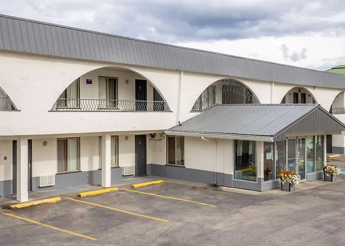 Howard Johnson By Wyndham Downtown Kamloops