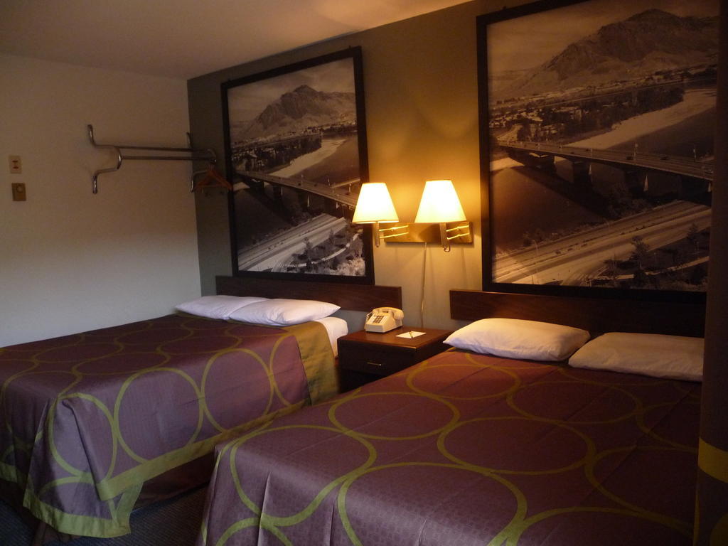 Super 8 By Wyndham East
