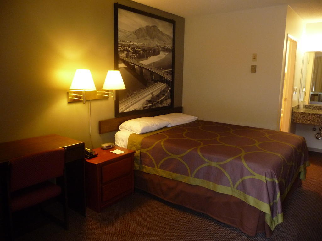 Super 8 By Wyndham East Motel