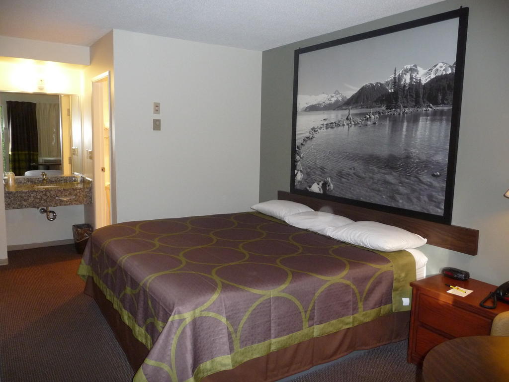 Super 8 By Wyndham East Motel