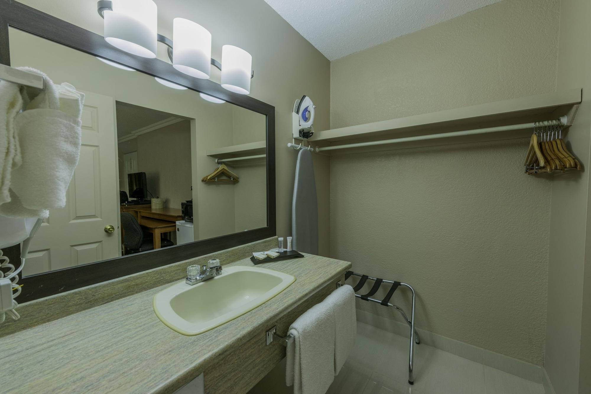 Howard Johnson By Wyndham Downtown Motel Kamloops