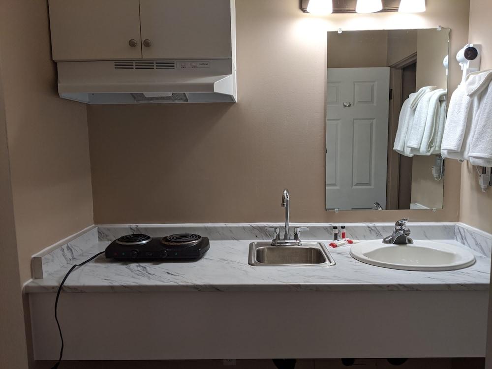 Howard Johnson By Wyndham Downtown Motel Kamloops