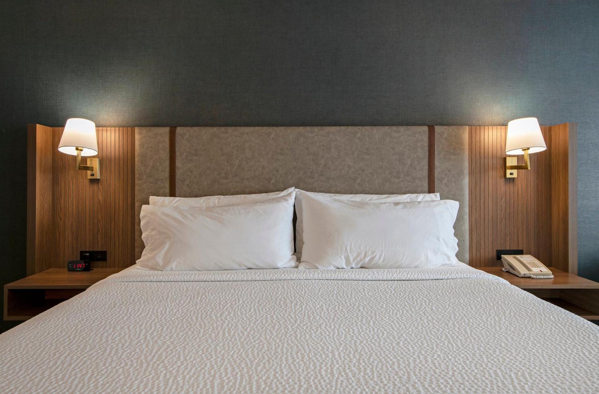 And Suites-kamloops By Ihg Hotel