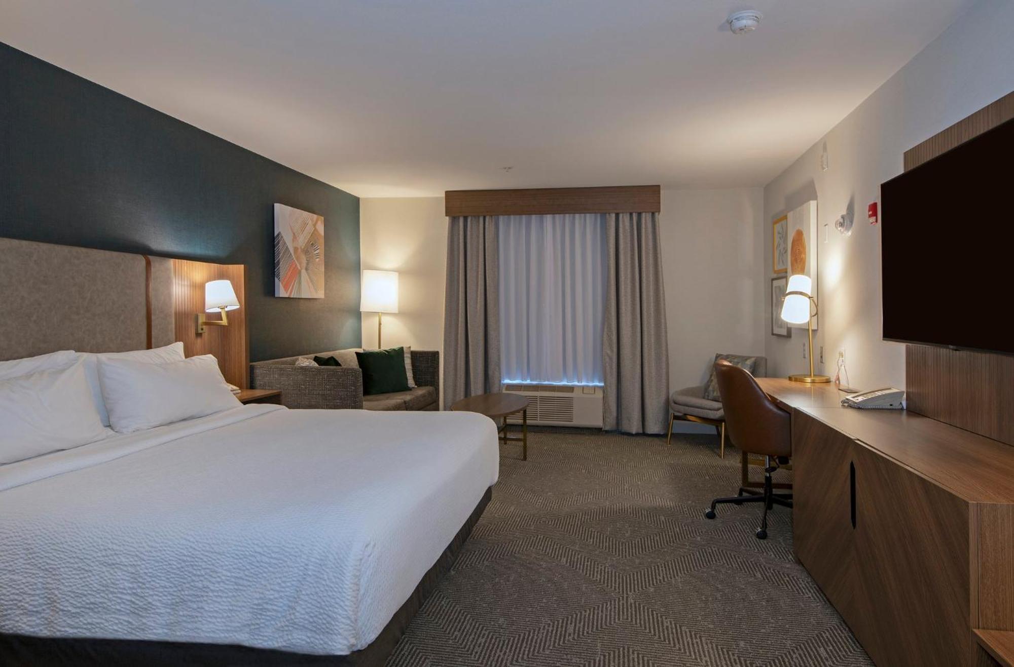 And Suites-kamloops By Ihg 3*