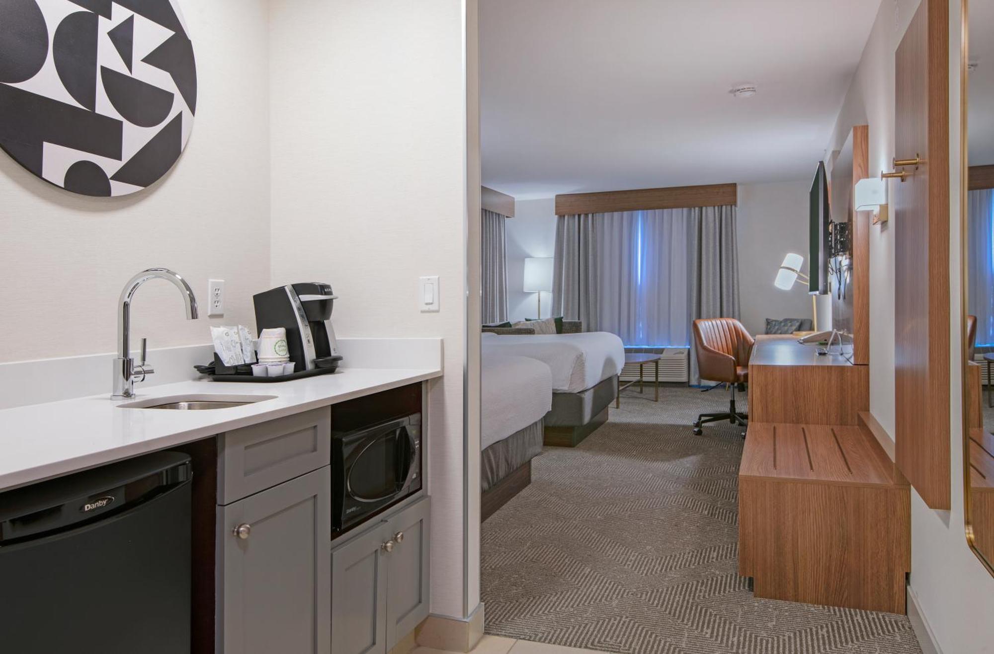 Hotel And Suites-kamloops By Ihg 3*