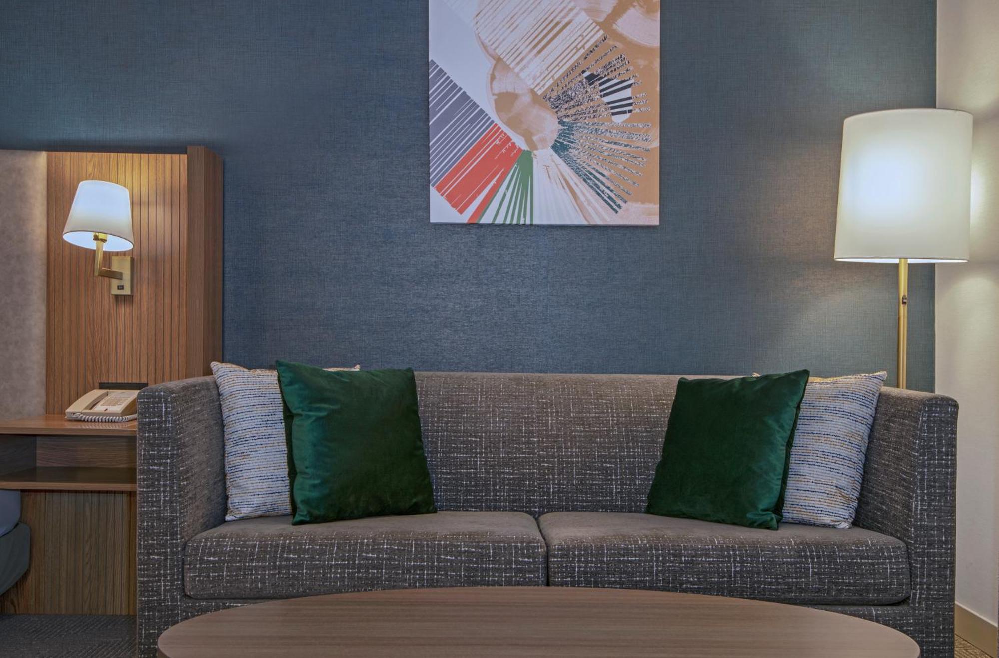 Hotel And Suites-kamloops By Ihg