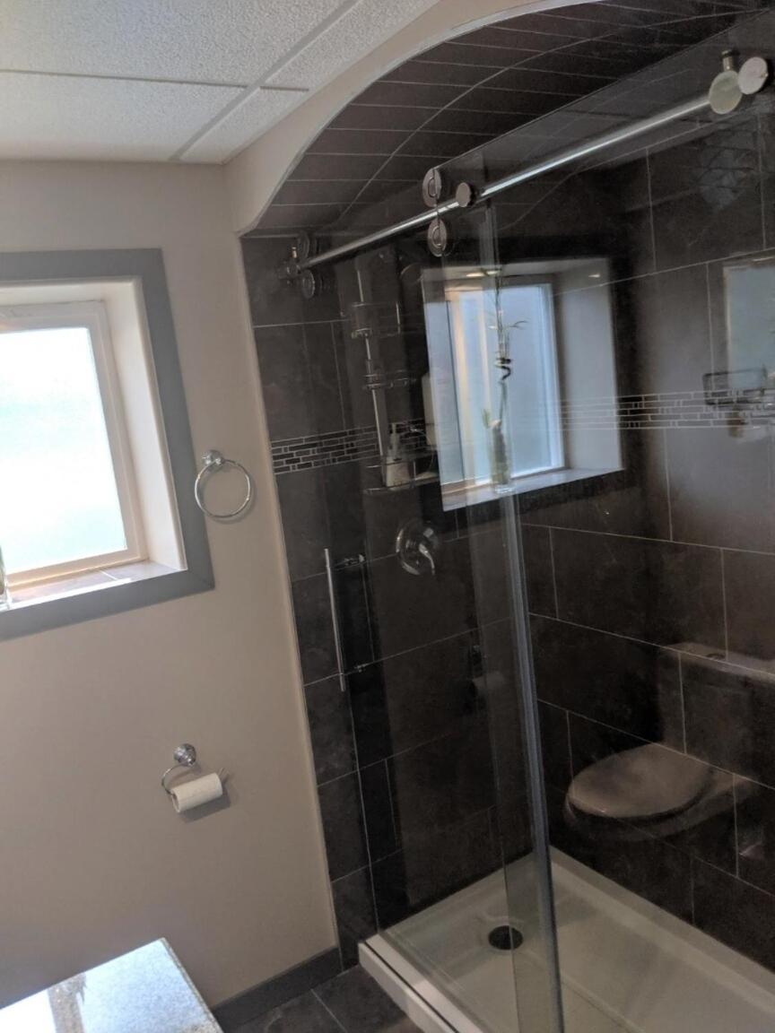 Private Sweetsuite 1 Bdrm Bathroom Mini-Kitchen Apartment Kamloops
