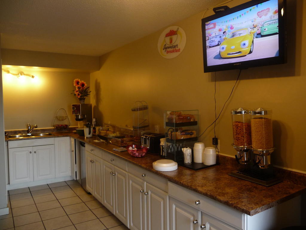 Super 8 By Wyndham East