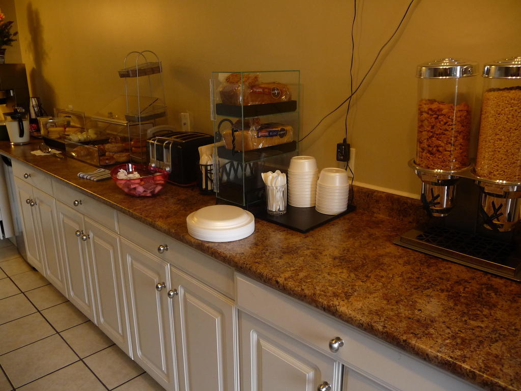 Super 8 By Wyndham East Motel 3*