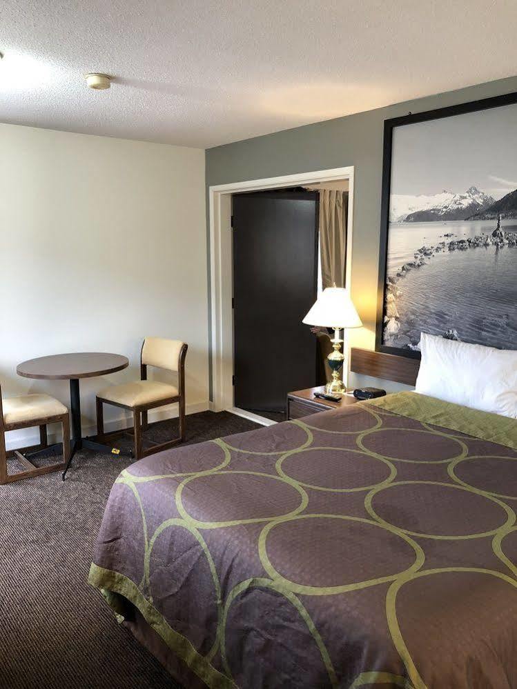 Super 8 By Wyndham East